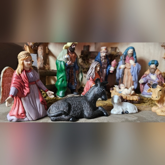 Vtg 11 PIECE PORCELAIN NATIVITY SET DECEMBER HOME - Picture 3 of 6